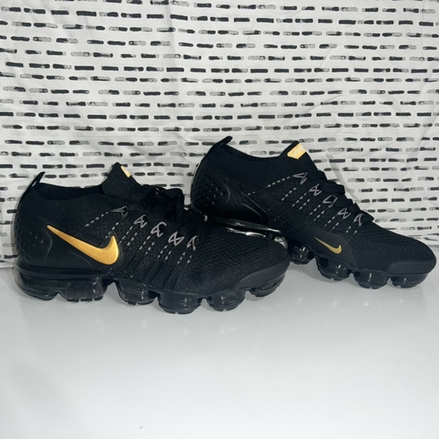 Vapor Max negro dorado cordones